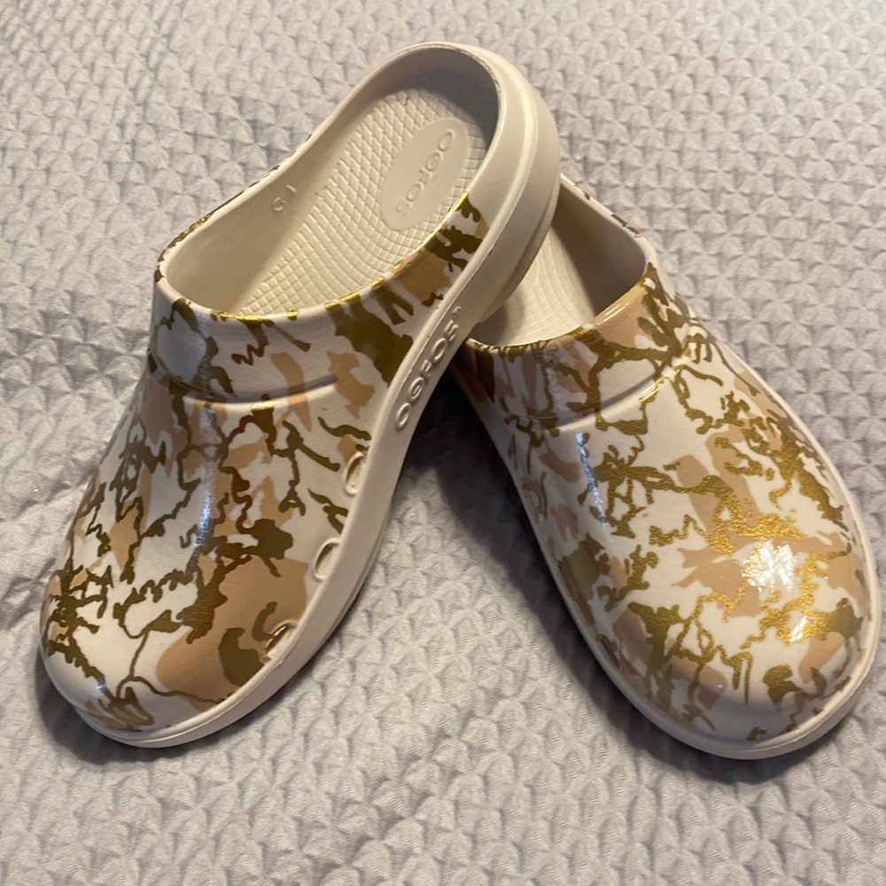 Oofos slip on closed toe shoe.